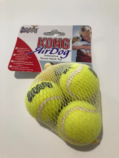 KONG AirDog Tennisball Spielzeug für Hunde Gelb