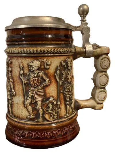 GERZ Bierkrug Vintage Zinndeckel Keramik Krug Krieger Motiv 500ml Mehrfarbig