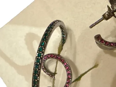 Pierre Lang Damen Ohrringe Glamourös Mehrfarbig Strass Geschwungene Creolen