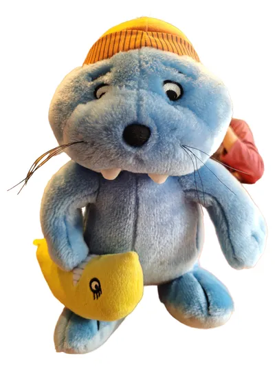Antje Plüschtier Robbe Seehund mit Fisch Mütze Blau 49 cm Kuscheltier