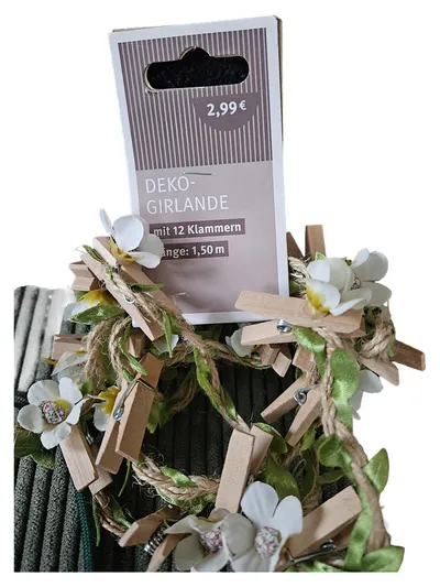 DEKOWELT Deko-Girlande mit 12 Holzklammern Blumen 1,50m Natur Beige