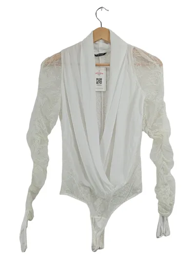 Marciano Damen Body Gr. M Weiß Spitze Rüschenärmel Wickeloptik