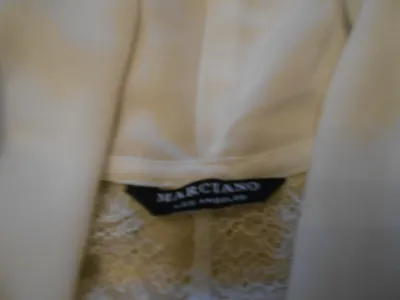 Marciano Damen Body Gr. M Weiß Spitze Rüschenärmel Wickeloptik