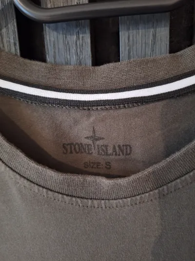 Stone Island T-Shirt Herren Gr. S Oliv Logo Embossed Baumwolle
