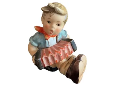 Goebel Junge mit Ziehharmonika Dekofigur Porzellan Nostalgisch Mehrfarbig 7cm