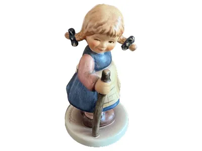 Goebel Hummel Figur 768 Mädchen Porzellan Mehrfarbig 9cm