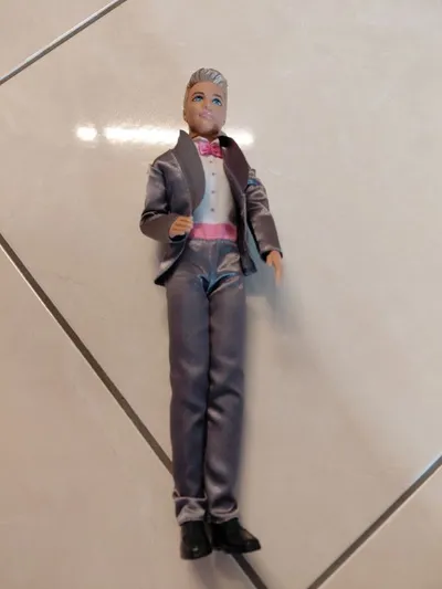 Mattel Ken Puppe im grauen Anzug mit Fliege Barbie Spielfigur 31cm