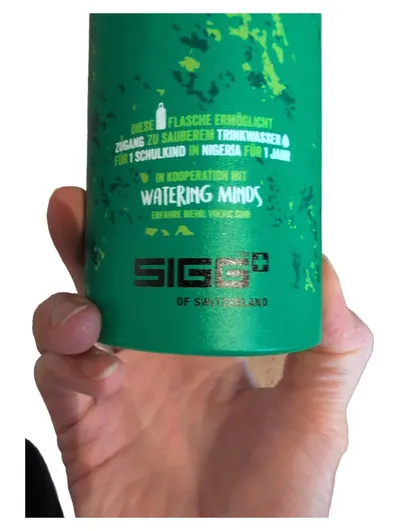 SIGG Trinkflasche Metall Grün 22cm Volvic Water for Change Freizeit