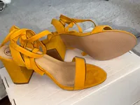 Essex Glam Damen Schnür-Sandalette Blockabsatz Festlich Gelb Gr. 38 3