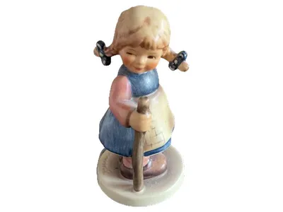 Goebel Hummel Figur 768 Mädchen Porzellan Mehrfarbig 9cm Traditionell