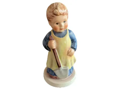 Goebel Hummel Figur Junge mit Schaufel Porzellan Nostalgisch Mehrfarbig 8.5cm