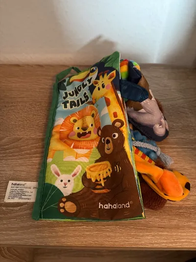 hahaland Stoffbuch Jungly Tails Baby Fühlbuch mit Tierschwänzen 0M+