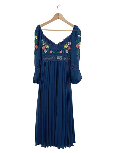 ASOS Design Damen Sommerkleid Blumenstickerei Plissee Blau Gr. 36 Petite