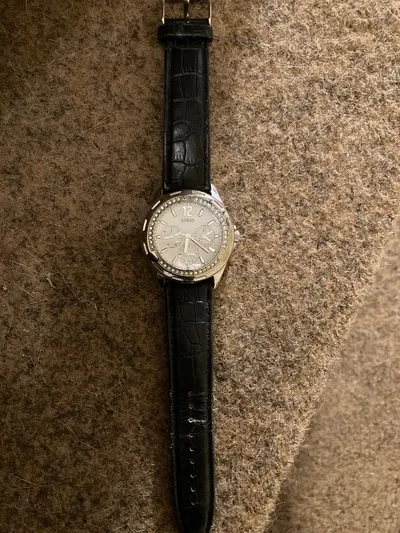 GUESS Damenuhr Silber Strassbesatz schwarzes Lederarmband Multifunktion