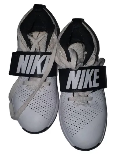 Nike Team Hustle D 8 Basketballschuhe Kinder Gr. 37.5 Weiß Sportlich