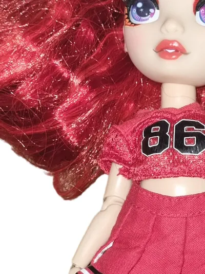 MGA Rainbow High Ruby Anderson Cheerleader Ankleidepuppe Stoff Kunststoff 30cm