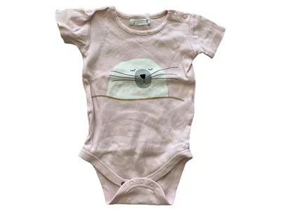 Pigeon Baby Body Gr. 80 Rosa Tiermotiv Robbe Kurzarm Baumwolle