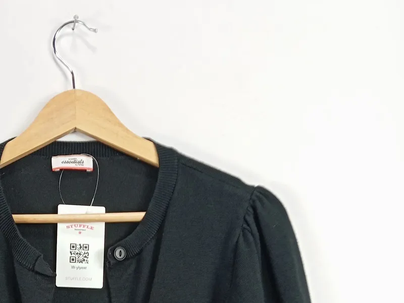 Essentials by Tchibo Damen Strickjacke Schwarz Gr. 40/42 Puffärmel Basic 4
