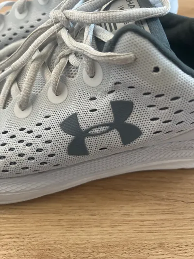 Under Armour Charged Impulse Laufschuhe Herren Gr. 39 Grau Sportschuhe