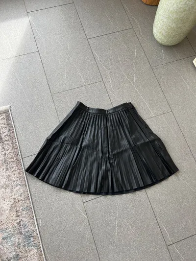 Mango Faltenrock Damen S Kunstleder Plissee Schwarz Minirock