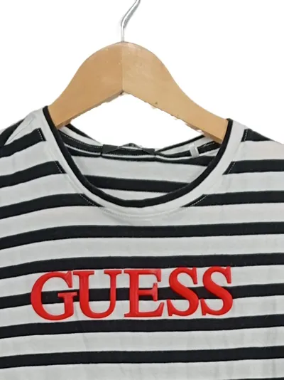 GUESS Damen T-Shirt Gr. S gestreift schwarz weiß Logo rot Casual