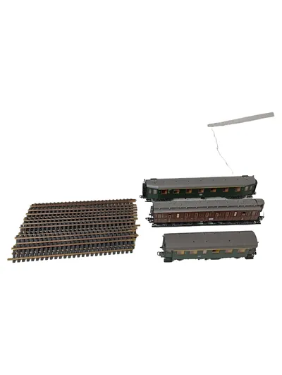 Fleischmann Modelleisenbahn Waggon Set 3 Personenwagen Grün mit Gleisen