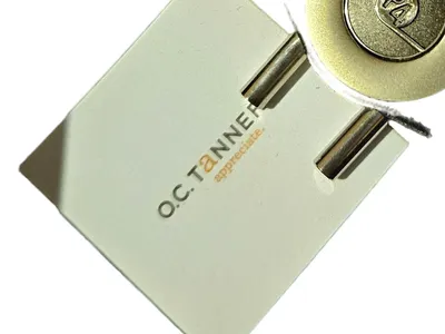 O.C. TANNER Schlüsselanhänger Gold Modern Logo 3cm x 8cm