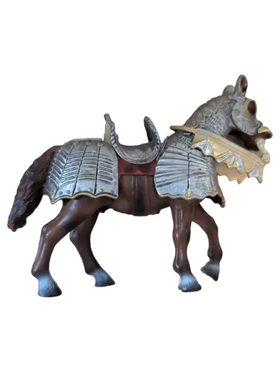 Schleich Ritterpferd mit Rüstung Spielfigur Pferd Mehrfarbig 14 cm