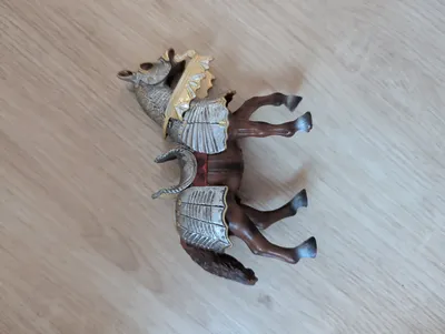 Schleich Ritterpferd mit Rüstung Spielfigur Pferd Mehrfarbig 14 cm