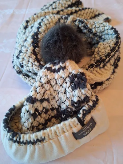 Barts Schlauchschal Damen Strick Loop Schal Beige Schwarz Wolle Bommel