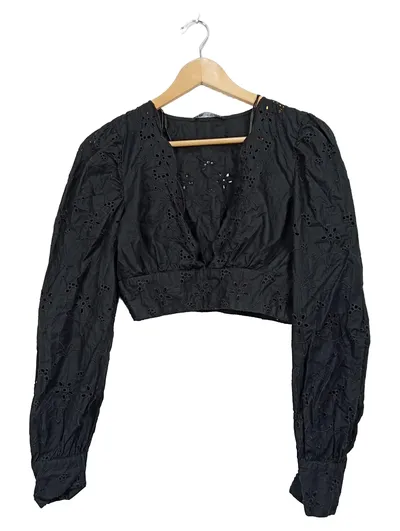 ZARA Damen Crop Top Langarmshirt Lochstickerei Schwarz Gr. M