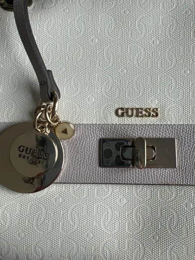 GUESS Damen Umhängetasche Weiß Grau Kettenschulterriemen Elegant