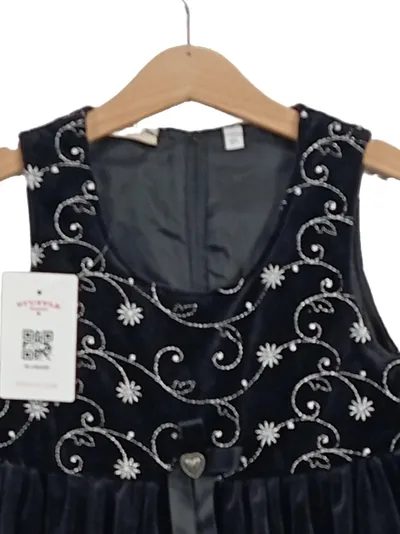 LANDHAUS Mädchen Festliches Kleid Gr. 104 Schwarz Traditionell Samt Stickerei