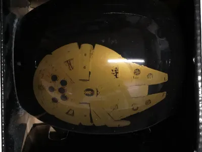 Disney Star Wars Millennium Falcon Glas Trinkglas Schwarz Gold 300ml Fan Becher
