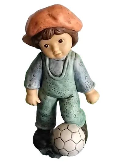 Goebel Figur Junge mit Ball Porzellan Kind Sammelfigur 15cm Mehrfarbig