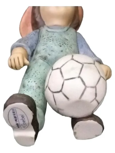 Goebel Figur Junge mit Ball Porzellan Kind Sammelfigur 15cm Mehrfarbig