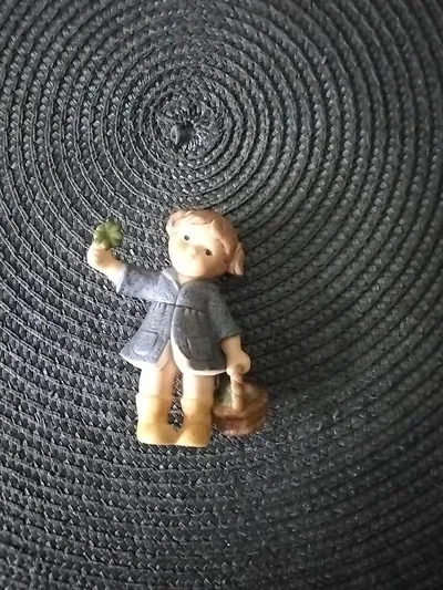 Goebel Mädchen Figur Keramik 8 cm Grau Nostalgisch Dekofigur Alltag