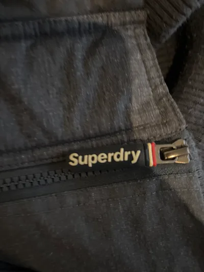 Superdry Herren Jacke Outdoorjacke Kapuze Windbreaker Grau Gr. 52/XL