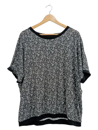 Tchibo Essentials Damen T-Shirt Gr. 48/50 Grau Blumenmuster Casual