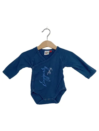 AWG Mode Baby Wickelbody Langarm Gr. 62 Blau Wolle Schriftzug Einzigartig
