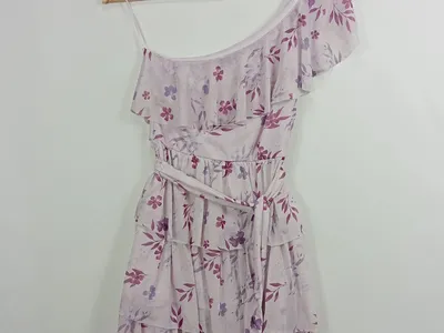 Mohito Damen Sommerkleid One-Shoulder Rüschen Blumen Lila Gr. XS/34