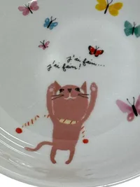 Djeco Kinderteller Keramik Katze Schmetterling Weiß 17 cm Kindergeschirr 2