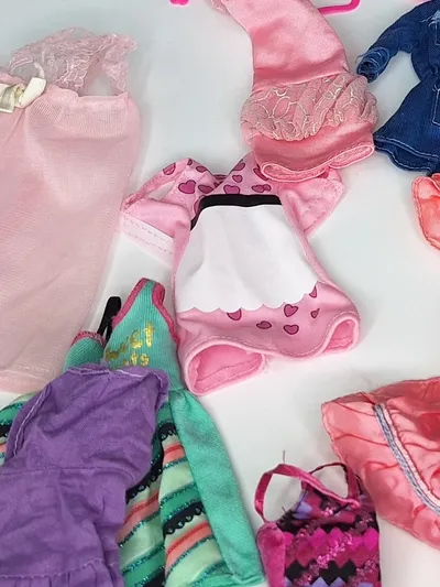 Barbie Kleiderset Puppenkleidung Konvolut Kleider Zubehör Rüschen Spitze