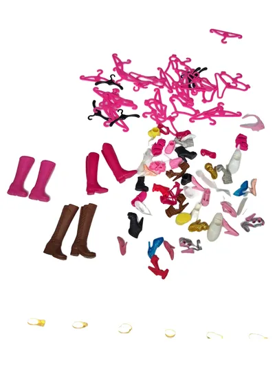 Barbie Puppenzubehör Set Schuhe Stiefel Kleiderbügel Schmuckschale Pink