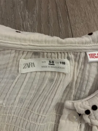 ZARA Mädchen Bluse Gr. 116 Langarm Rüschenkragen Punkte Beige