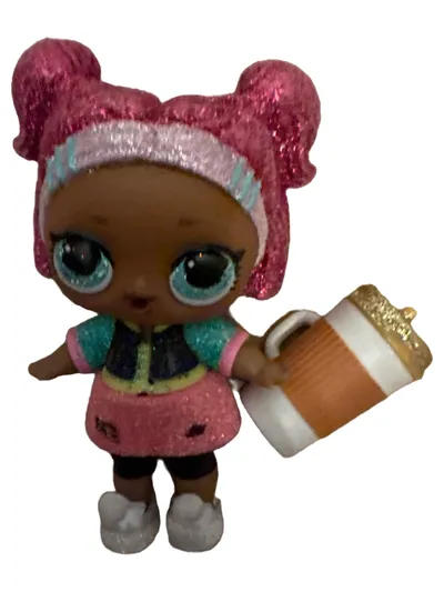 MGA LOL Surprise Puppe Künstlerpuppe Pink mit Becher Glitzer
