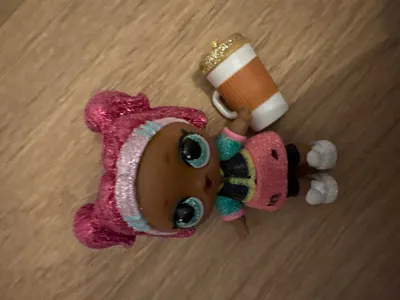 MGA LOL Surprise Puppe Künstlerpuppe Pink mit Becher Glitzer