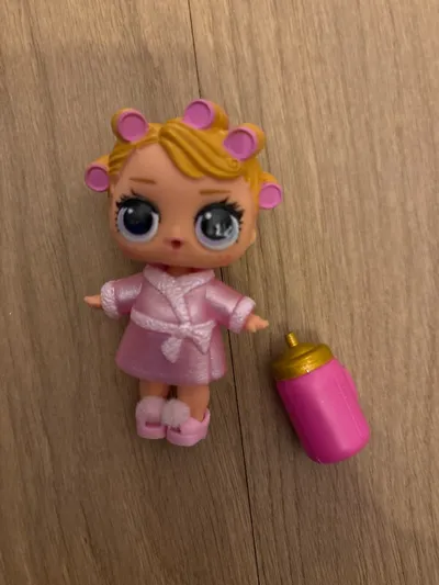 MGA Puppe Lockenwickler Bademantel Babypuppe Pink Charmant 8cm