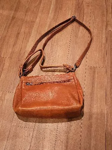 BURKELY Damen Umhängetasche Leder Cognac Braun Crossbody Bag Casual 2