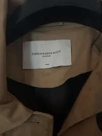 Copenhagen Muse Damen Trenchcoat Beige Gr. 40 L Schriftzug Logo Print Casual 2